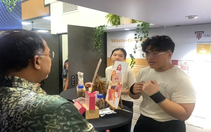 A student explaining the Waste-to-Gold project to YB Dato’ Seri Diraja Dr Zambry Abd Kadir